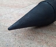 Zbliżenie na zaostrzoną końcówkę pala kompozytowego Ø20 cm