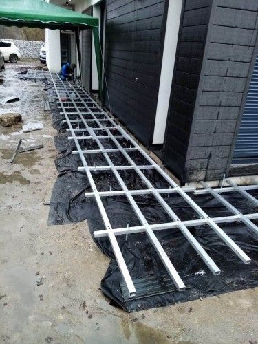 Ruszt z legarów kompozytowych EKOFORME na regulowanych wspornikach, przygotowany pod deski tarasowe