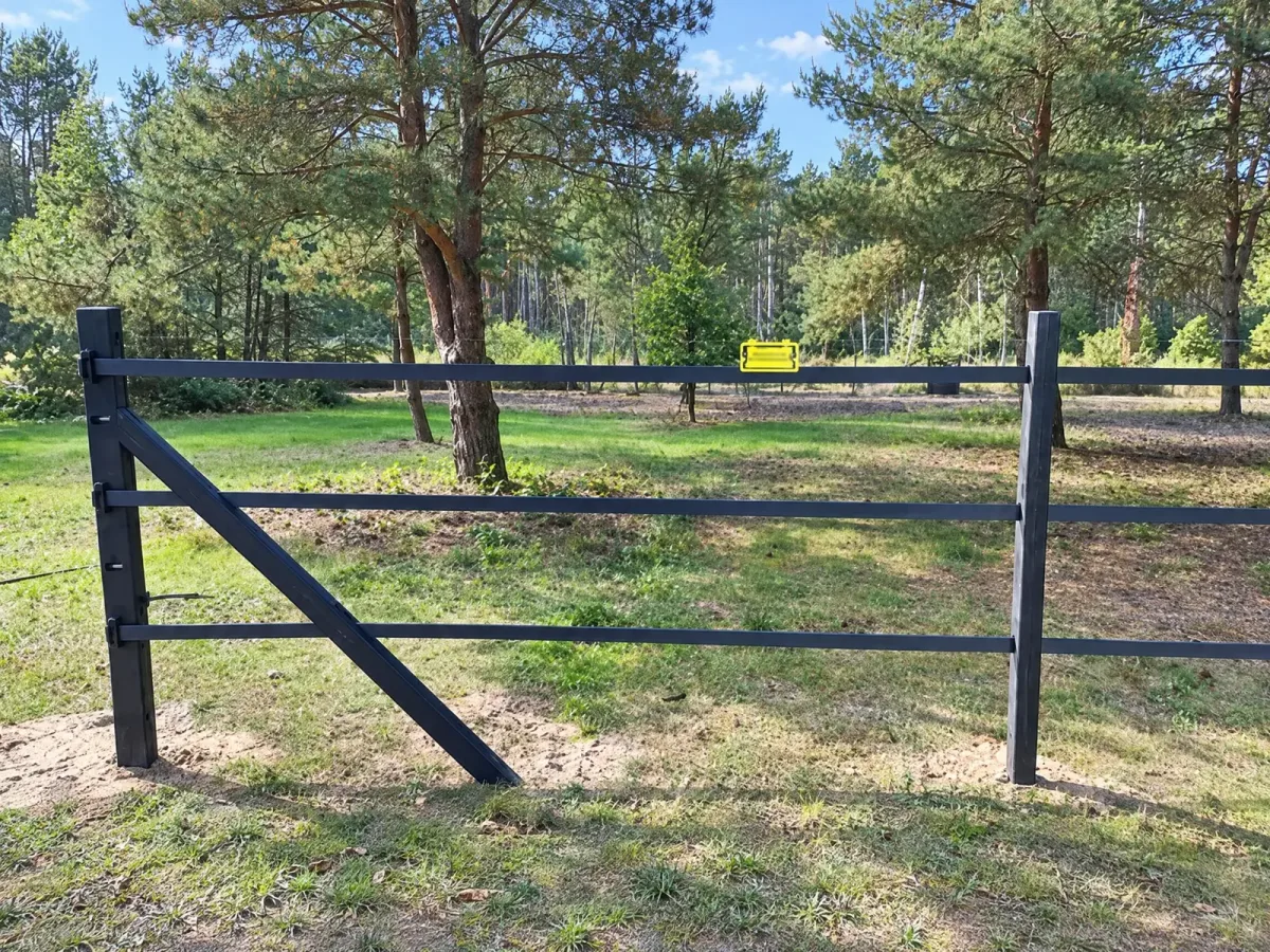Ogrodzenie szczelinowe, Stanisławów (woj. mazowieckie), kadr 3 z 8